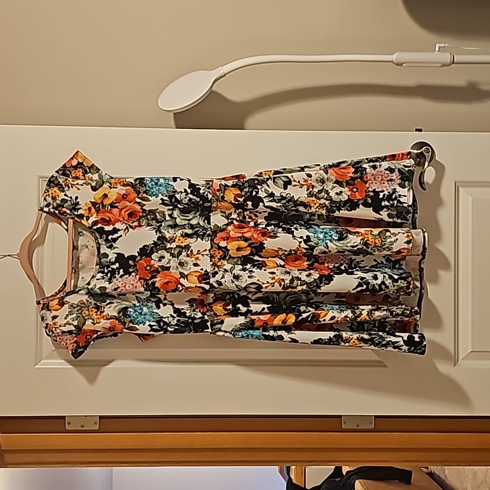 Pretty dress with scoop neckline and flaired skirt